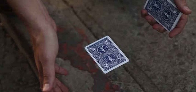 Những lá bài nổi là một trò ảo thuật được rất nhiều người ưa thích. 
