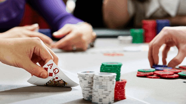 Bài 7 cây Poker thu hút nhiều người chơi