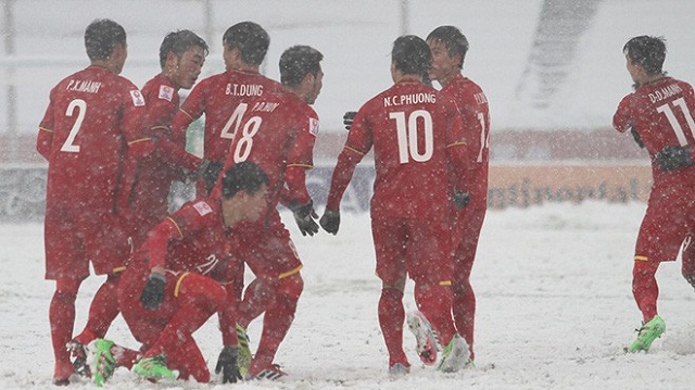 Hình ảnh các cầu thủ U23 Việt Nam thi đấu quả cảm tại sân vận động Thường Châu, Trung Quốc