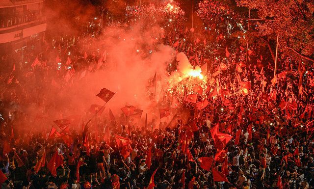 Người hâm mộ đổ ra đường ăn mừng chiến thắng của các tuyển thủ Việt Nam