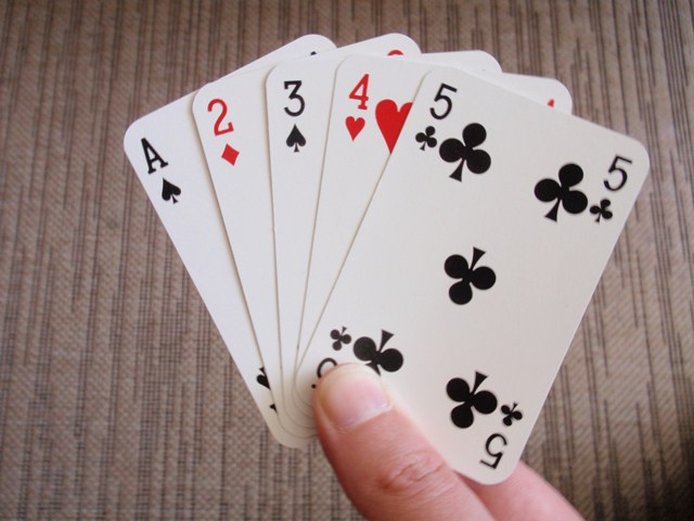 Khi đặt tổ hợp quân bài sẽ giúp người chơi quan sát dễ dàng hơn.
