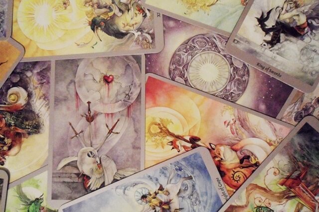 Bộ bài ShadowScapes Tarot được đánh giá xuất sắc với hình ảnh màu nước thiên đường