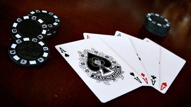 Hành động đặt cược tại bàn poker