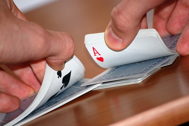 Xáo trộn là một chiến lược để người chia bài chơi poker