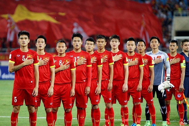 Hình ảnh đội tuyển Việt Nam hát quốc ca với niềm tự hào dân tộc