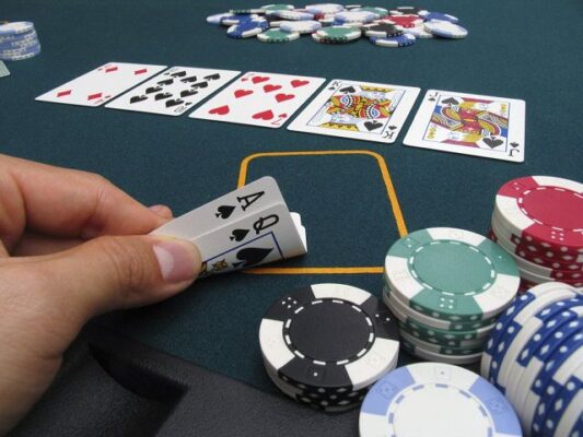 Những quy tắc poker cơ bản mà mọi người cần biết