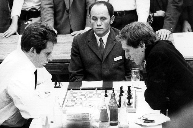 Trò chơi cờ vua hay nhất thế giới của Bobby Fischer và Boris Spassky