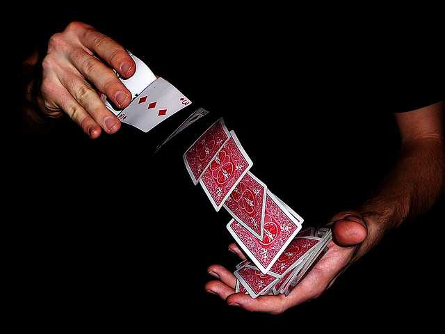 Người chia bài có thể gian lận bằng cách xáo trộn thẻ