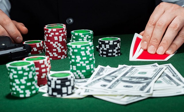Poker được chia thành hai chế độ chơi: trò chơi tiền mặt và giải đấu