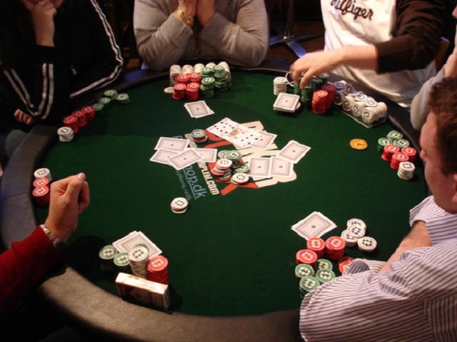 Hình ảnh bàn chơi bài poker tại sòng bạc