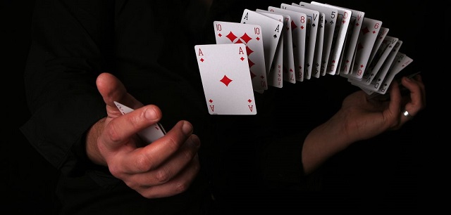 Một trò chơi đoán bài ma thuật với 52 lá bài.