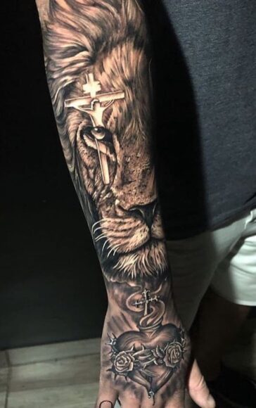 Hình xăm chữ thập và sư tử 3d trên cánh tay